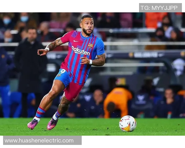 德佩穿上全新设计足球鞋展现个性风采引领潮流趋势